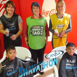Agter vlnr is Ina Pieterse, Esmarie Joubert van Gansbaai Superspar (hare gekleur) en Dedré Burger saam met die tweeling, Hanief en Dheeshaan Jackson wat hul hare laat kleur het
